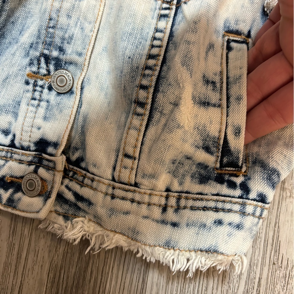 BLUENOTES tie dye distressed crop denim jean vest. Excellent condition. - Picture 3 of 6